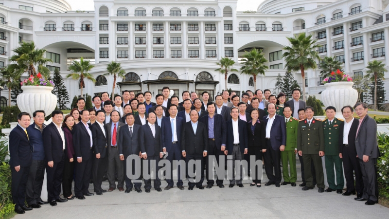 Thủ tướng chụp ảnh cùng lãnh đạo, cán bộ tỉnh Quảng Ninh.