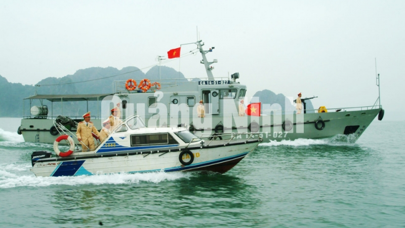 CSGT đường thủy (Công an tỉnh) tuần tra trên Vịnh (3-2018). Ảnh: Đỗ Giang