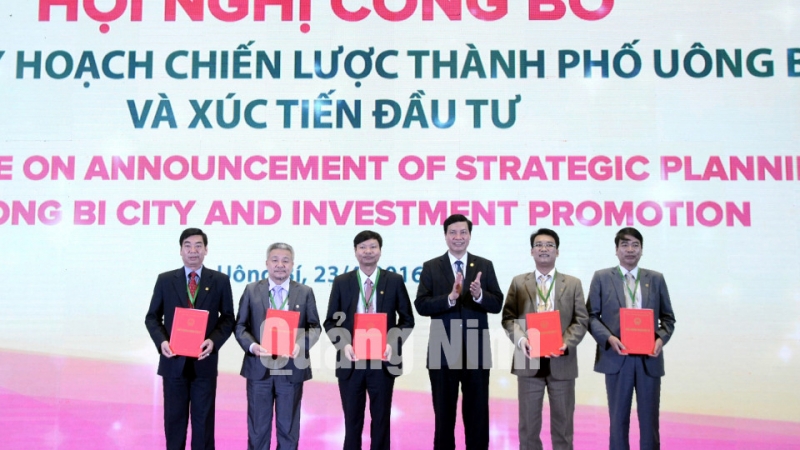 Đồng chí Nguyễn Đức Long, Chủ tịch UBND tỉnh trao Giấy chứng nhận đầu tư cho các nhà đầu tư.