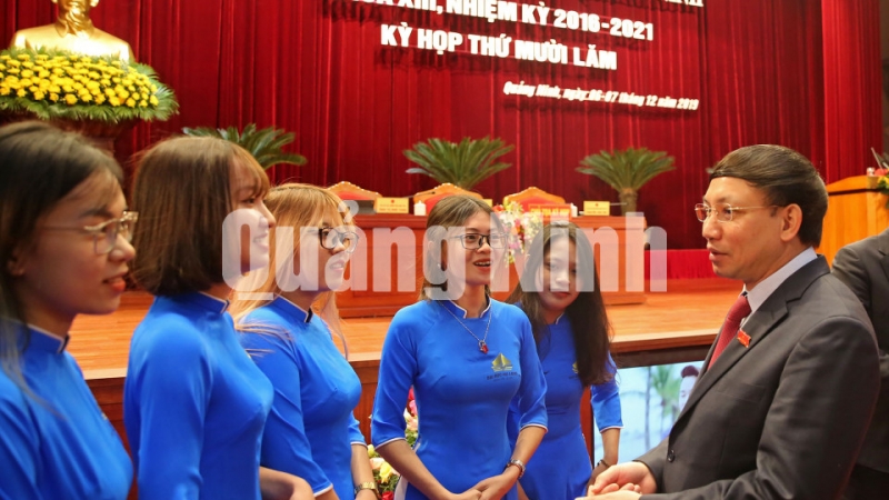 Đồng chí Nguyễn Xuân Ký, Bí thư Tỉnh ủy, Chủ tịch HĐND tỉnh, trao đổi cùng các sinh viên tham dự kỳ họp (12-2019). Ảnh: Hùng Sơn