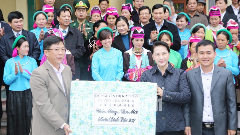 Chủ tịch Quốc hội Nguyễn Thị Kim Ngân thăm, tặng quà người dân xã Hải Sơn, TP Móng Cái.
