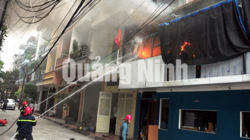 Cảnh sát PCCC tỉnh dập lửa trong vụ cháy tại quán cafe ODYSSEY, phố Hải Long, phường Hồng Hải (TP Hạ Long) ngày 16-12-2015. Ảnh: Hữu Duy