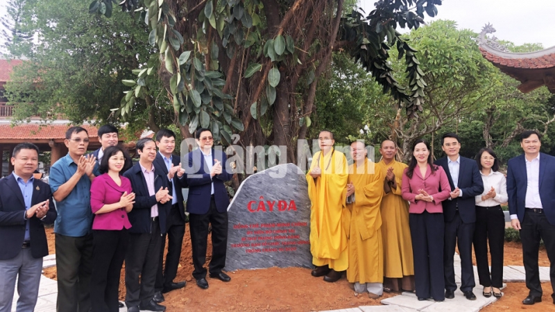 Đồng chí Phạm Minh Chính trồng cây lưu niệm tại chùa Quỳnh Lâm (10-2020). Ảnh: Minh Đức