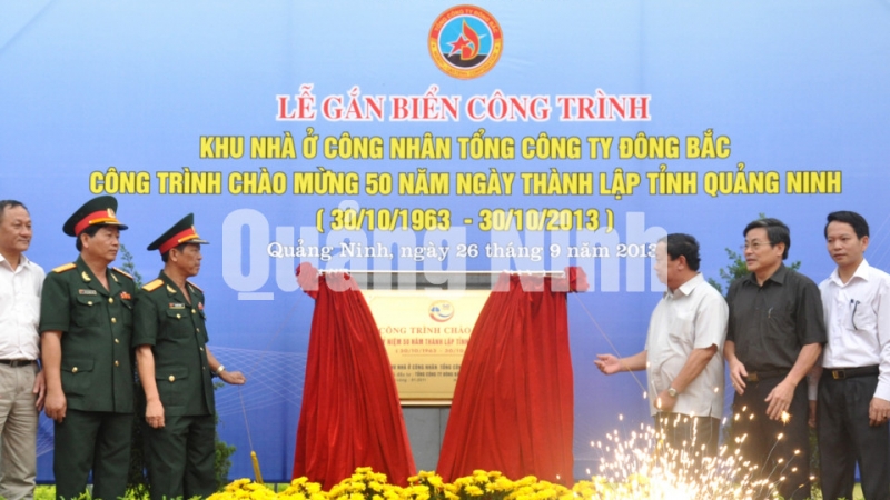 Lễ gắn biển công trình khu nhà ở cho công nhân Tổng công ty Đông Bắc (công trình chào mừng 50 năm thành lập tỉnh Quảng Ninh (30/10/1963-30/10/2013)). Ảnh: Quang Minh
