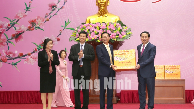 Chủ tịch nước tặng quà và chúc Tết Đảng bộ, chính quyền, nhân dân tỉnh Quảng Ninh. Ảnh: Đỗ Giang