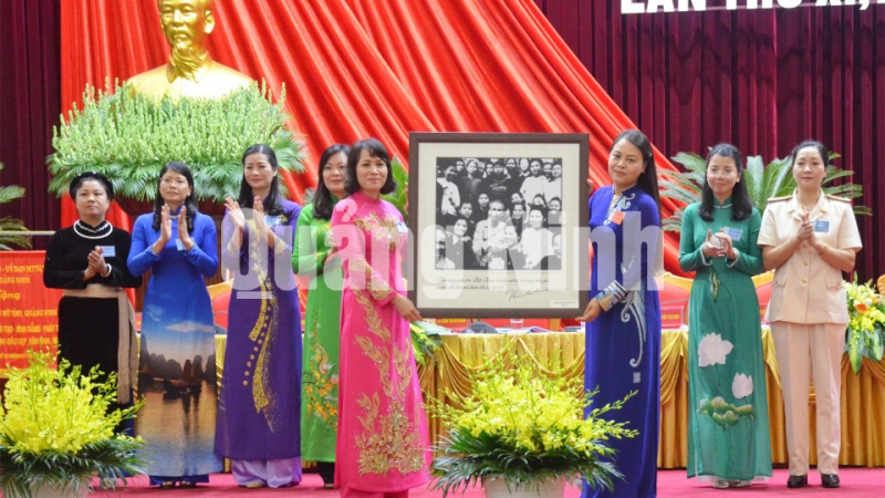 Đồng chí Nguyễn Thị Thu Hà, Ủy viên Trung ương Đảng, Chủ tịch Hội LHPN Việt Nam trao tặng bức ảnh Bác Hồ với phụ nữ Việt Nam chúc mừng Đại hội.