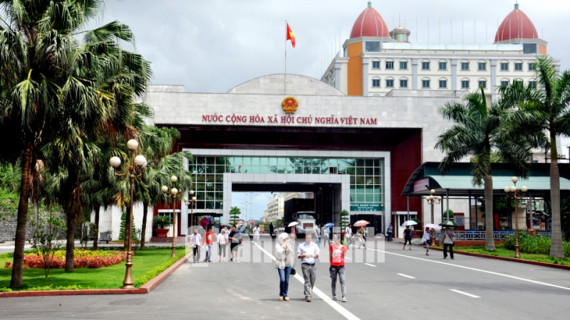 Cửa khẩu quốc tế Móng Cái, TP Móng Cái đã được đầu tư, cải tạo tương xứng với vị trí của nó và tạo điều kiện thuận lợi hơn để thông thương hàng hóa giữa Việt Nam - Trung Quốc. Ảnh: Đỗ Phương