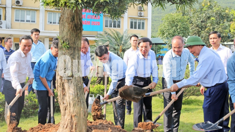 Thủ tướng Chính phủ Nguyễn Xuân Phúc và các đại biểu trồng cây lưu niệm tại mặt bằng sản xuất +75 tại Công ty CP Than Hà Lầm (5-2020). Ảnh: Trung tâm Truyền thông Quảng Ninh