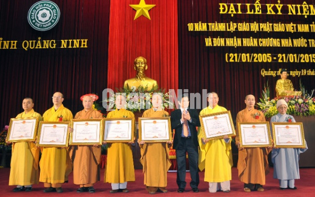 Bí thư Tỉnh ủy Phạm Minh Chính trao Bằng khen của Thủ tướng Chính phủ cho 8 cá nhân tại lễ kỷ niệm.