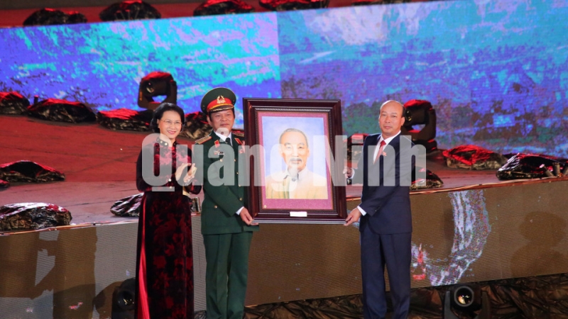 Đồng chí Nguyễn Thị Kim Ngân, Ủy viên Bộ Chính trị, Chủ tịch Quốc hội trao tặng bức ảnh Bác Hồ cho Tập đoàn Công nghiệp Than- Khoáng sản Việt Nam và Tổng Công ty Đông Bắc. Ảnh: Hùng Sơn