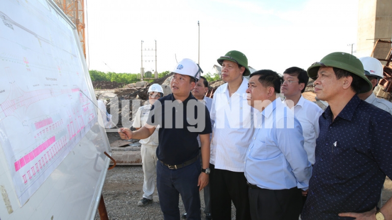 Bộ trưởng Bộ KH&ĐT Nguyễn Chí Dũng nghe chủ đầu tư dự án cầu Bạch Đằng báo cáo tiến độ thực hiện dự án.