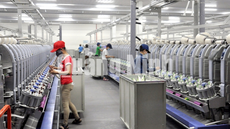 Sản xuất sợi tại Phân xưởng kéo sợi số 1 Công ty TNHH Khoa học kỹ thuật Texhong Ngân Hà (3-2016). Ảnh: Hữu Việt
