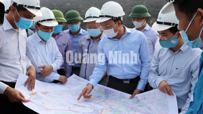 Bí thư Tỉnh ủy Nguyễn Xuân Ký kiểm tra thực tại khai trường khai thác của Công ty Than Hà Tu (3-2021). Ảnh: Trúc Linh