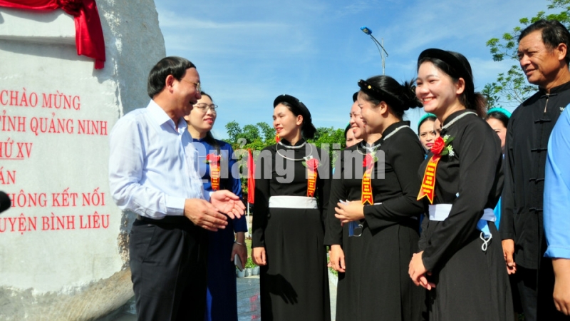 Bí thư Tỉnh ủy Nguyễn Xuân Ký chia sẻ niềm vui với nhân dân các dân tộc huyện Bình Liêu được gắn biển công trình chào mừng Đại hội Đảng bộ tỉnh (9-2020). Ảnh: Minh Hà