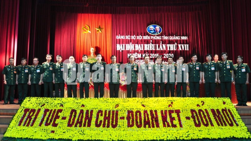 Đoàn đại biểu đi dự Đại hội Đại biểu Đảng bộ tỉnh Quảng Ninh lần thứ XIV ra mắt Đại hội.