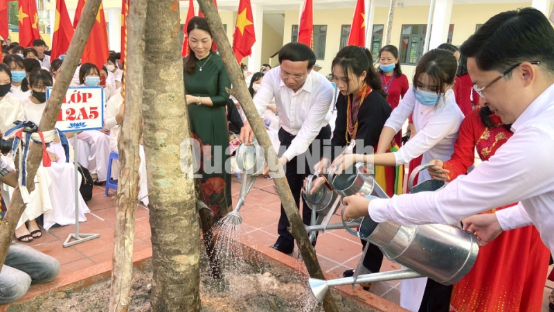 Bí thư Tỉnh ủy Nguyễn Xuân Ký trồng cây lưu niệm tại Trường THPT Hoành Bồ trong năm học mới (9-2020). Ảnh: Lưu Linh