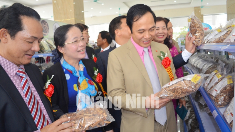 Các đại biểu tham quan các gian hàng bày bán, giới thiệu sản phẩm tại Trung tâm OCOP Quảng Ninh tại Đông Triều.