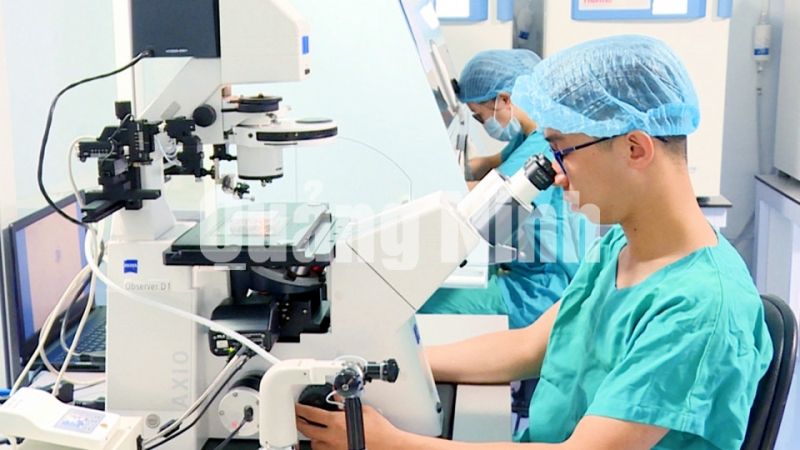 Các bác sĩ Bệnh viện Sản Nhi Quảng Ninh thực hiện kỹ thuật IVF (1-2021). Ảnh: Nguyễn Hoa