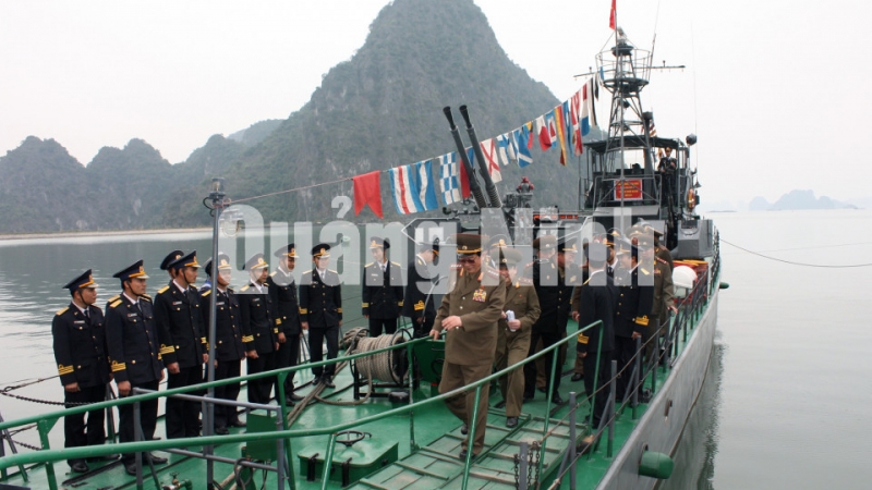 Đoàn cán bộ cấp cao Quân đội Nhân dân CHDCND Triều Tiên thăm Lữ đoàn 170 (Vùng 1 Hải quân). Ảnh: Quang Minh