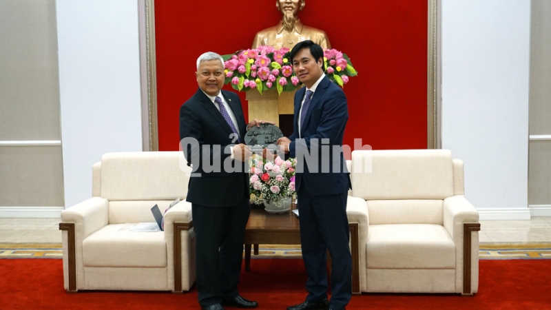 Chủ tịch UBND tỉnh, tặng quà lưu niệm cho ngài Ibnu Hadi, Đại sứ Đặc mệnh toàn quyền nước Cộng hòa Indonesia tại Việt Nam (11-2020). Ảnh: Nguyễn Thanh