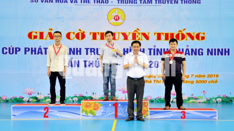 Ban Tổ chức trao Giải nhất, nhì, ba môn cờ vua cho các vận động viên nam (7-2019). Ảnh: Tạ Quân