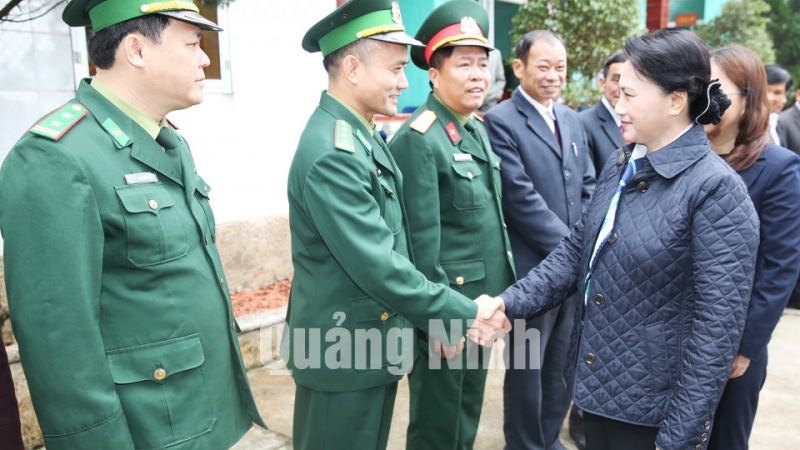 Chủ tịch Quốc hội Nguyễn Thị Kim Ngân thăm, tặng quà cán bộ chiến sỹ biên phòng đóng quân tại huyện Hải Hà .