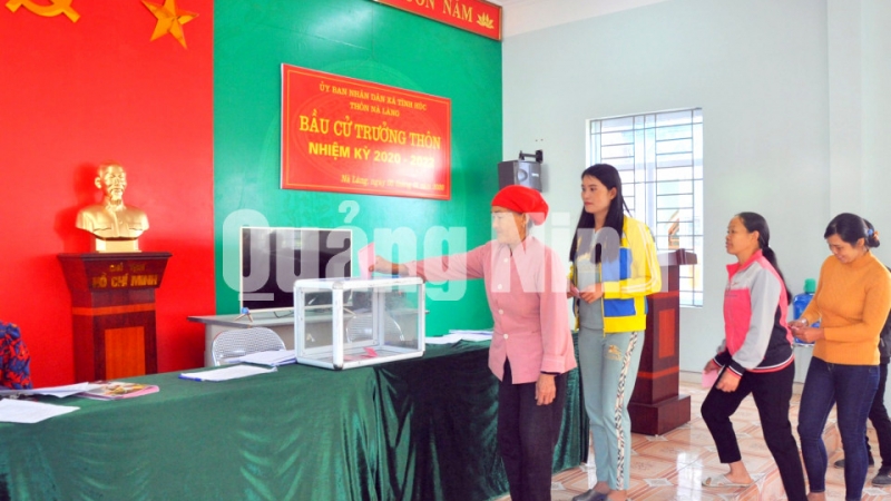 Cử tri thôn Nà Làng, thị trấn Bình Liêu, huyện Bình Liêu bỏ phiếu bầu trưởng thôn nhiệm kỳ 2020-2022 (1-2020). Ảnh: Minh Hà