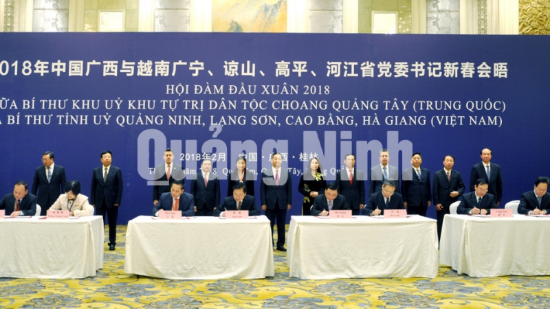 Các đại biểu chứng kiến ký kết các thoả thuận hợp tác hữu nghị tại chương trình Hội đàm đầu xuân 2018 (2-2018). Ảnh: Hồng Nhung
