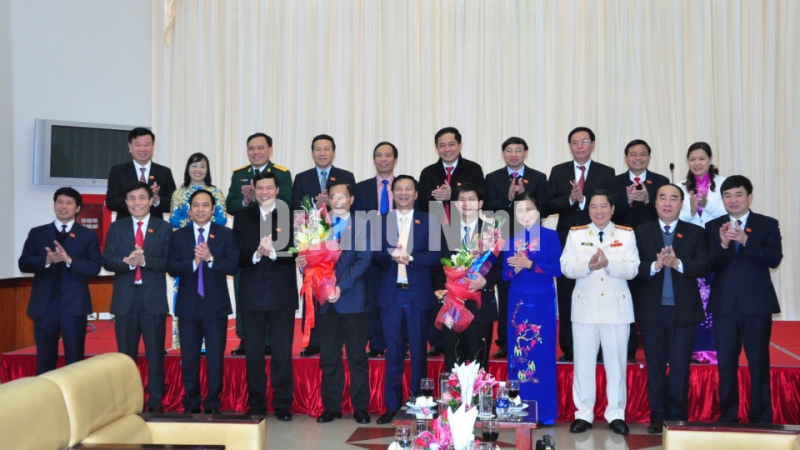 Chúc mừng các đồng chí Vũ Hồng Thanh, Lê Quang Tùng được bầu vào BCH Trung ương Đảng khoá XII (1-2016). Ảnh: Ngọc Hà