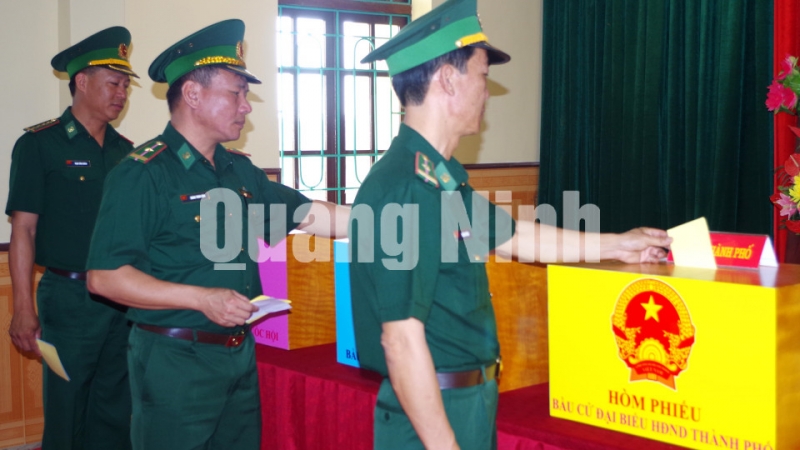Cán bộ, chiến sĩ Đồn Biên phòng cửa khẩu Móng Cái bỏ phiếu bầu ĐBQH khóa XIV và HĐND các cấp, nhiệm kỳ 2016-2021. Ảnh: Lưu Linh