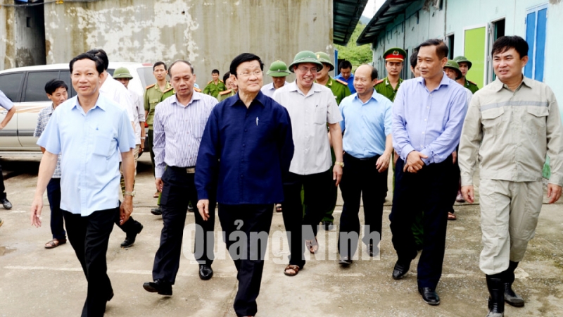 Chủ tịch nước thăm khu nhà tái định cư cho dân bị trôi, sập nhà tại phường Mông Dương