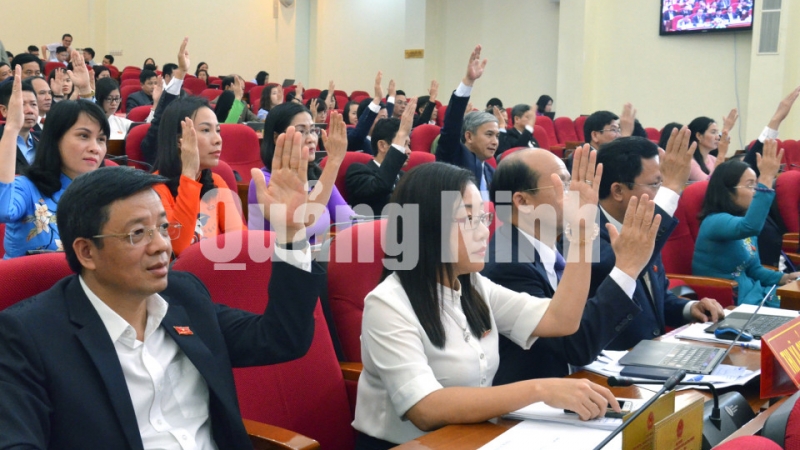 Đại biểu HĐND tỉnh biểu quyết thông qua Nghị quyết tại Kỳ họp.