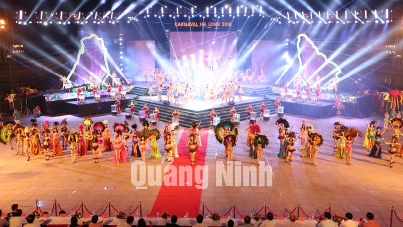 Nhằm tạo thêm các sản phẩm du lịch hấp dẫn để thu hút khách du lịch, từ năm 2007, tỉnh Quảng Ninh đã quyết định tổ chức Carnaval Hạ Long thường niên (Trong ảnh: Lễ hội Carnaval năm 2016). Ảnh: Khánh Giang