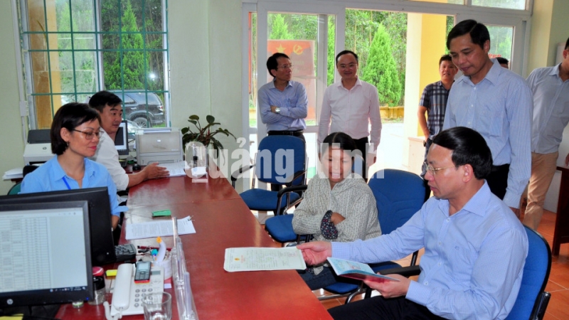Bí thư Tỉnh ủy Nguyễn Xuân Ký kiểm tra hoạt động tại bộ phận tiếp nhận và trả kết quả hiện đại xã Đồng Lâm, TP Hạ Long (9-2020). Ảnh: Minh Hà