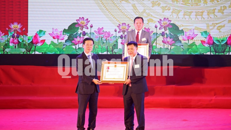 TP Cẩm Phả vinh dự được trao tặng Huân chương Lao động hạng Ba cho thành tích hoàn thành xuất sắc nhiệm vụ xây dựng nông thôn mới giai đoạn 2016-2020 (102-2019). Ảnh: Minh Hà