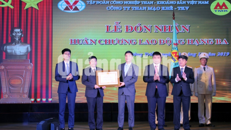 Công ty Than Mạo Khê vinh dự nhận Huân chương Lao động hạng Ba của Chủ tịch nước (11-2019). Ảnh: Phạm Tăng