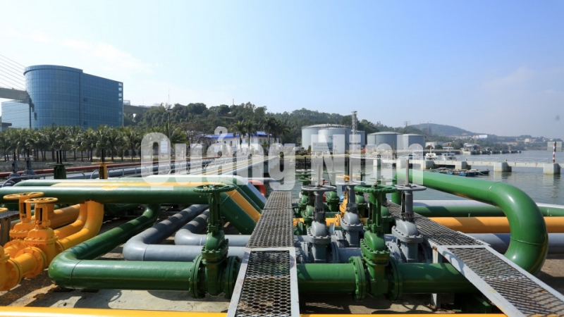 Hệ thống tuyến đường ống tiếp nhận, bơm chuyển xăng dầu của Công ty Xăng dầu B12 (6-2018). Ảnh: Tuấn Hương