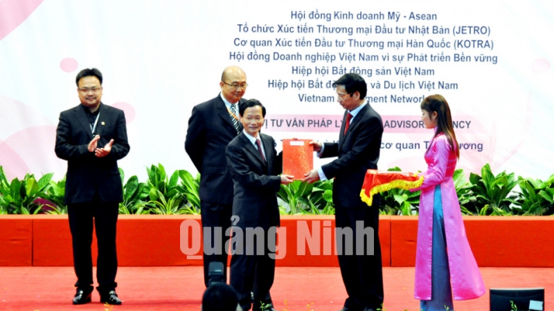 Đồng chí Nguyễn Văn Đọc, Phó Bí thư Tỉnh ủy, Chủ tịch UBND tỉnh trao giấy phép đầu tư cho một số dự án được triển khai tại tỉnh trong thời gian tới.