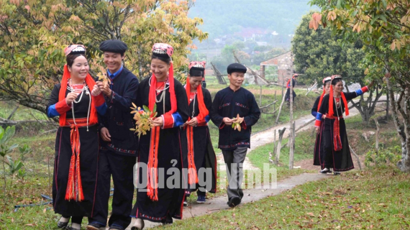 Người Dao Thanh Y xã Bằng Cả đi dự hội làng Bằng Cả.