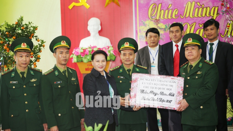 Chủ tịch Quốc hội Nguyễn Thị Kim Ngân thăm, tặng quà cán bộ chiến sỹ biên phòng đóng quân tại huyện Hải Hà.