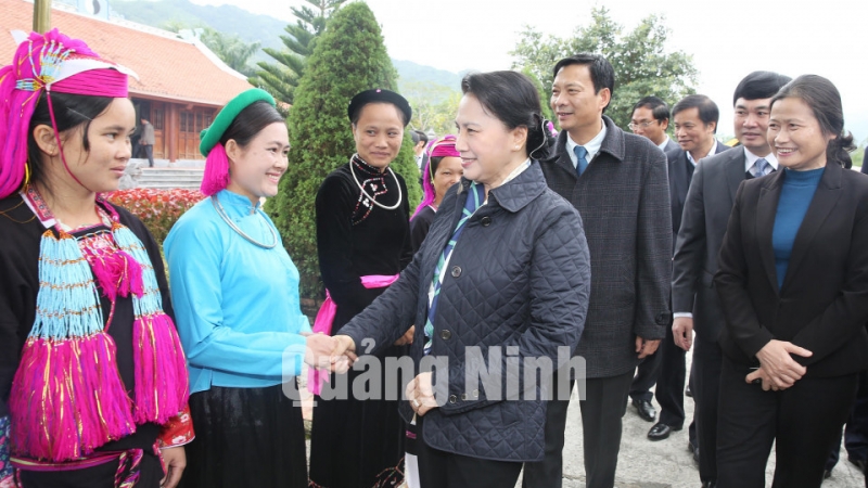 Chủ tịch Quốc hội Nguyễn Thị Kim Ngân thăm hỏi người dân xã Hải Sơn, TP Móng Cái.