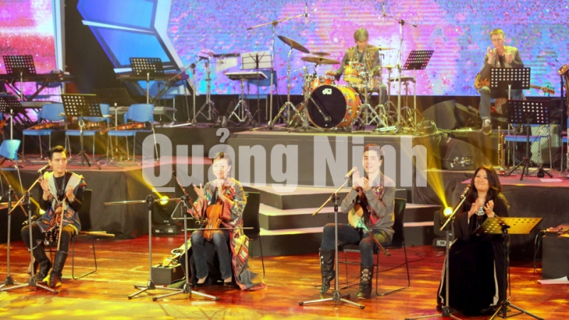 Ban nhạc Magic of Nomads (Kazakhstan) biểu diễn tại Festival (1-2020). Ảnh: Minh Hà