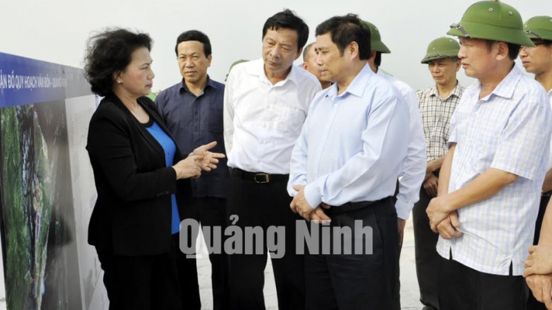 Chủ tịch Quốc hội Nguyễn Thị Kim Ngân trao đổi về các nội dung liên quan tới tiến độ các dự án này. Ảnh Hồng Nhung