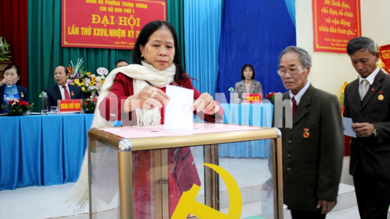 Các đại biểu bỏ phiếu bầu Bí thư Chi bộ khu 1, phường Trưng Vương, TP Uông Bí (1-2020).
