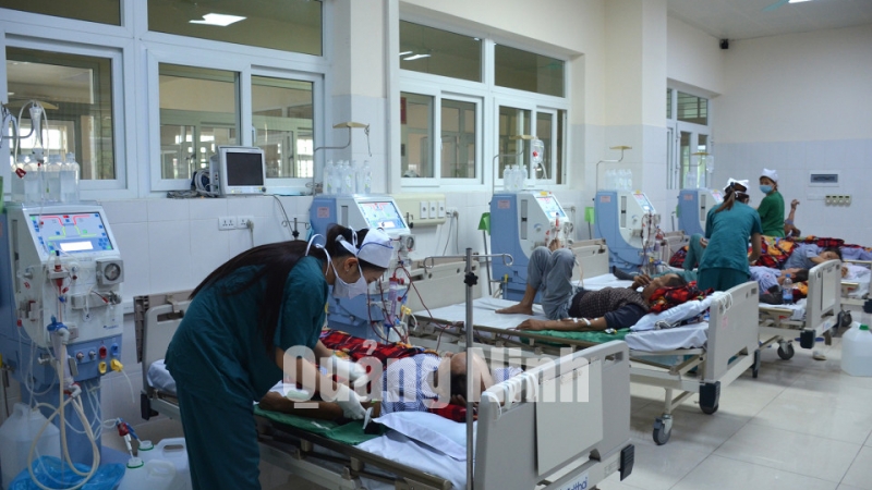 Chạy thận nhân tạo cho người bệnh tại Trung tâm Y tế TX Đông Triều (7-2019). Ảnh: Nguyễn Hoa