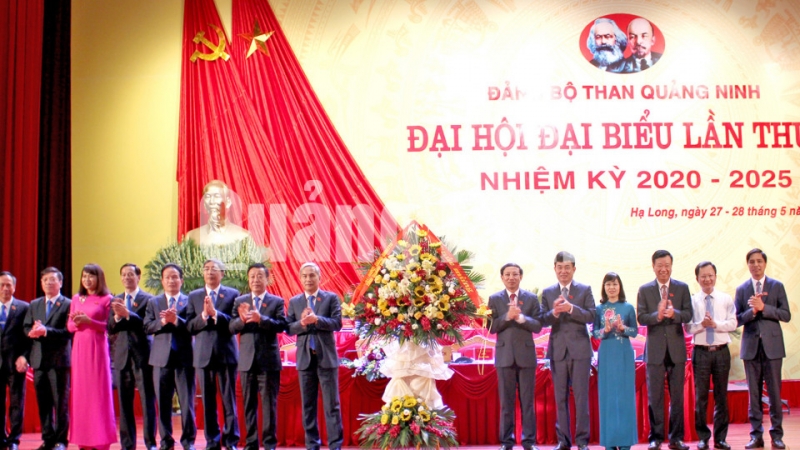 Các đồng chí lãnh đạo tỉnh tặng hoa chúc mừng Đại hội Đảng bộ Than Quảng Ninh (5-2020). Ảnh: Thu Chung