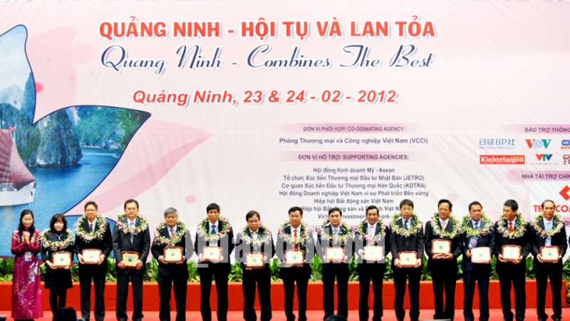 Đồng chí Đỗ Thị Hoàng, Phó Bí thư Thường trực Tỉnh ủy trao kỷ niệm chương cho các cá nhân, nhà đầu tư có thành tích lớn trong phát triển tỉnh Quảng Ninh.