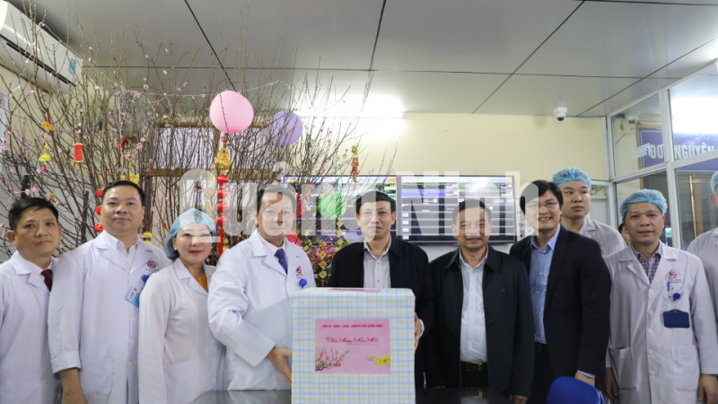 Đồng chí Bí thư Tỉnh ủy chúc Tết, tặng quà cán bộ, y, bác sĩ, người lao động tại Bệnh viện Đa khoa tỉnh (1-2020). Ảnh: Hồng Nhung