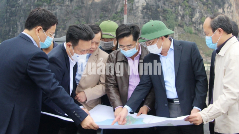 Bí thư Tỉnh ủy Nguyễn Xuân Ký kiểm tra dọc tuyến và các hạng mục dự án đường bao biển Hạ Long - Cẩm Phả (3-2021). Ảnh: Thu Chung