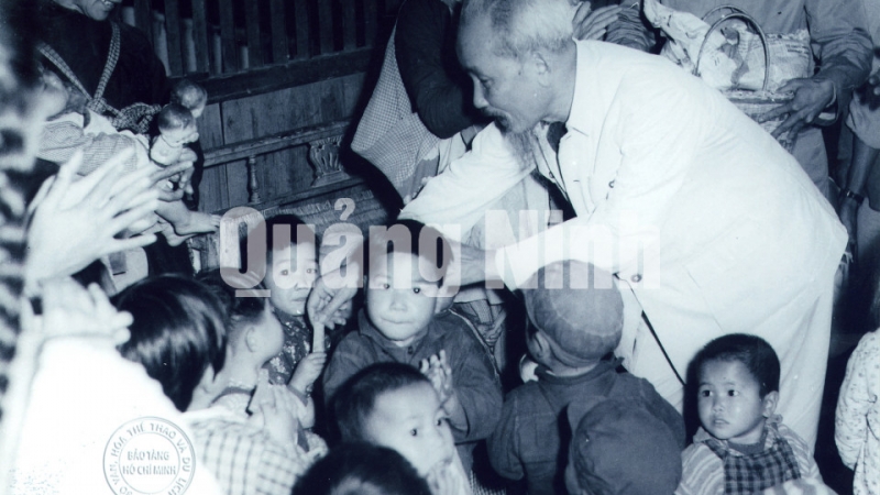 Chủ tịch Hồ Chí Minh thăm nhà trẻ, chia kẹo cho thiếu nhi là con cháu của công nhân Xí nghiệp gốm Dụ Phong và HTX Nông nghiệp Soáy Ngườn, TX Móng Cái.